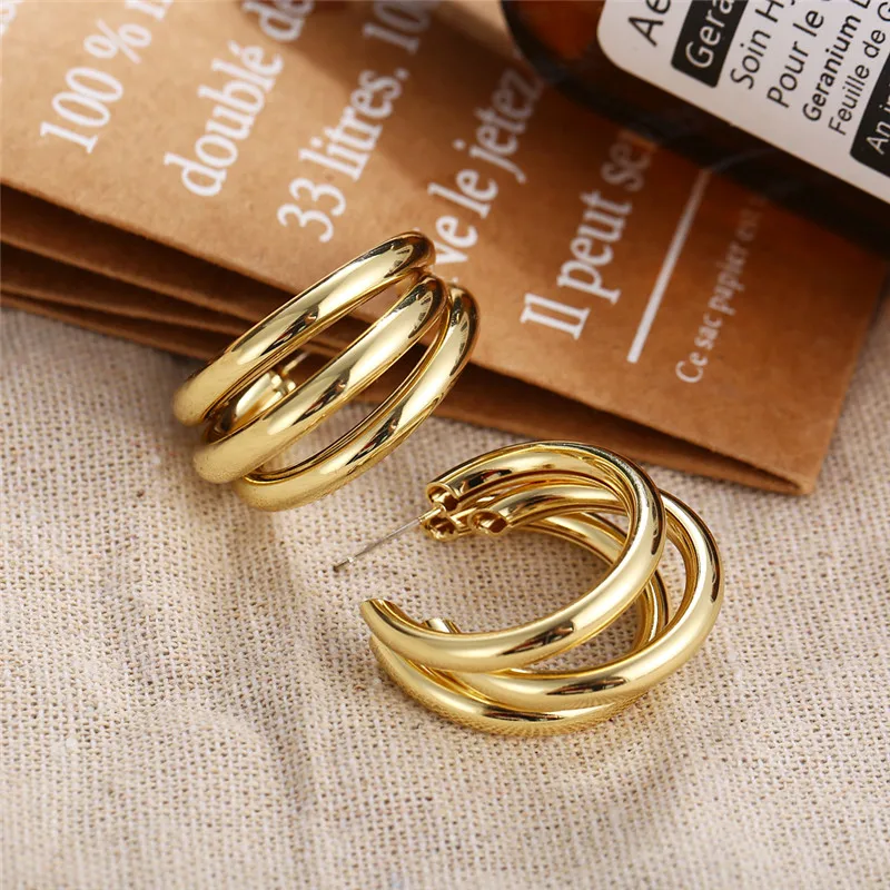 Женские серьги-кольца из простой золотистый металла эффектные ювелирные