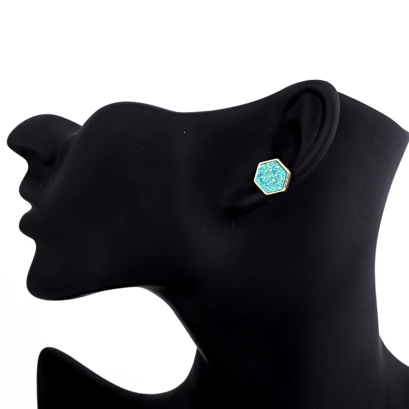 Простые шестигранные серьги-гвоздики из натурального камня с кристаллами яркие