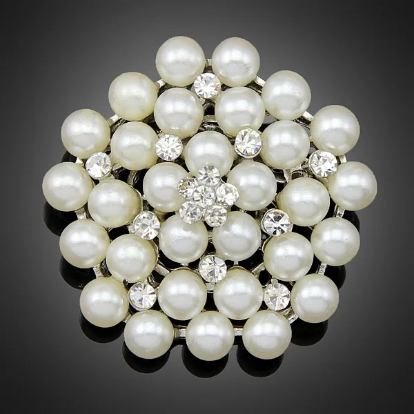 Покрытые хрустальные стразы со стразами идеально сочетаются с нарядным брошь