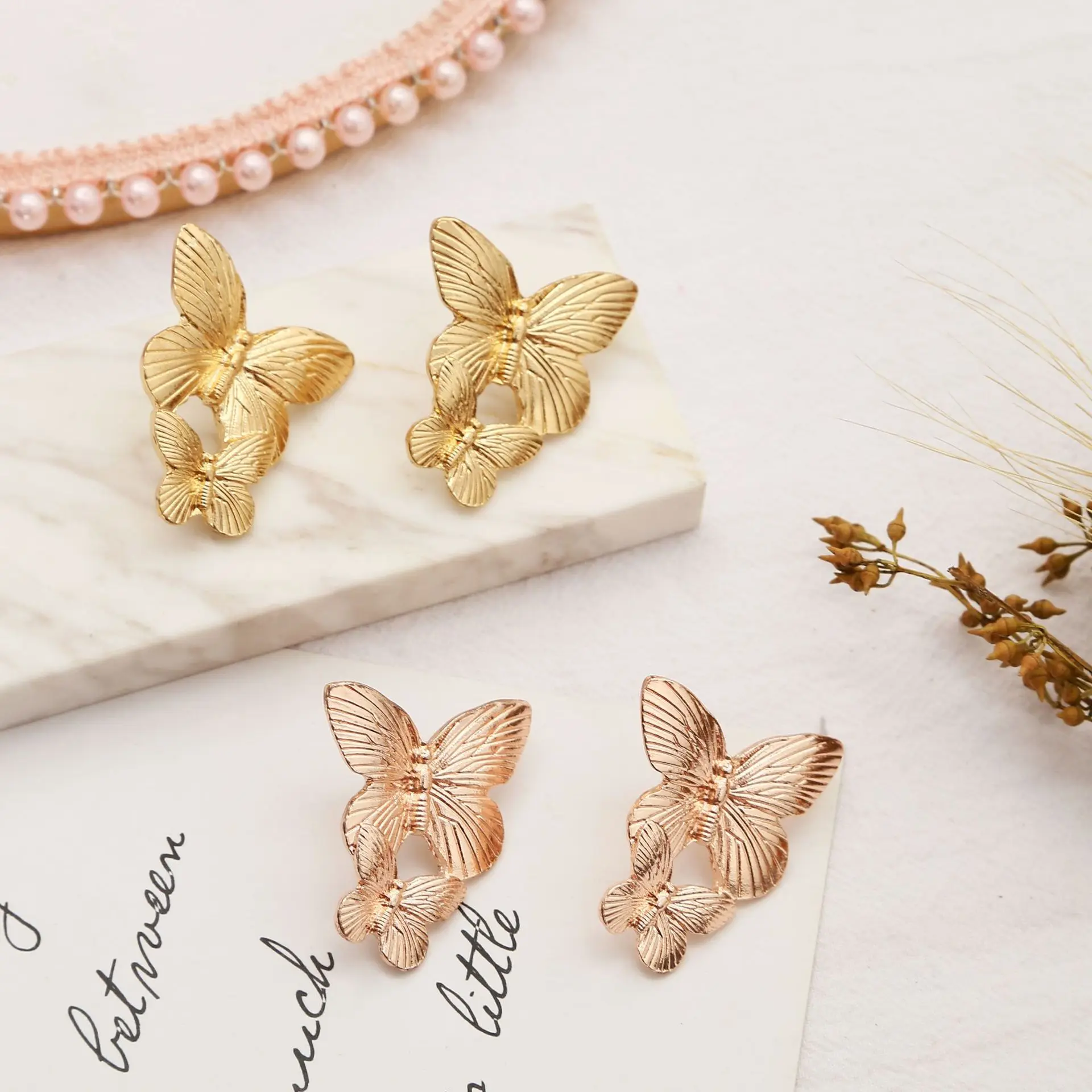 Женские серьги гвоздики в виде бабочки золотистые с большим металлическим