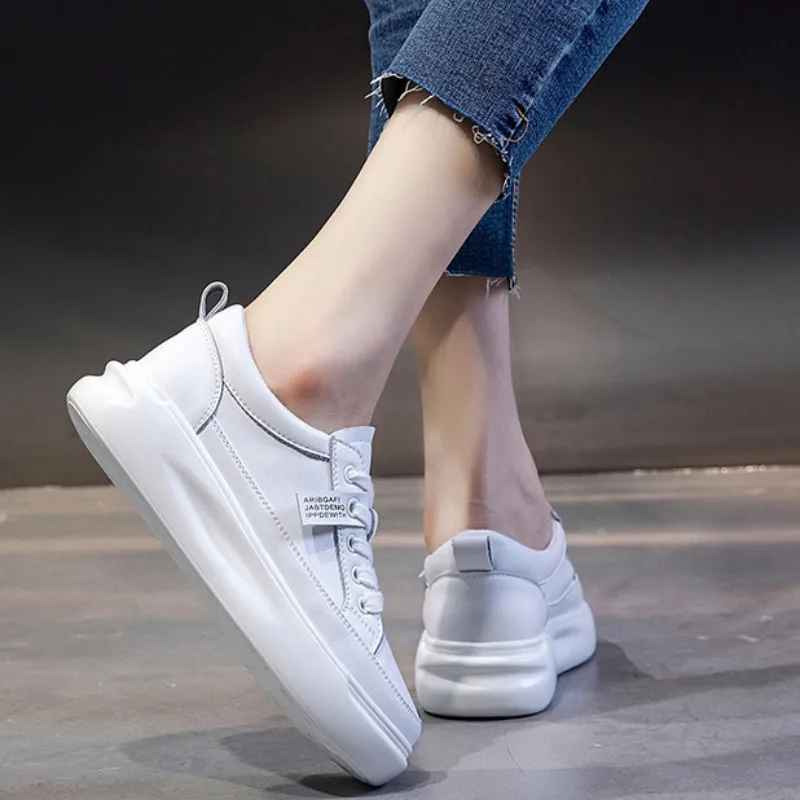 Женские кроссовки из натуральной кожи повседневные светильник-белые на