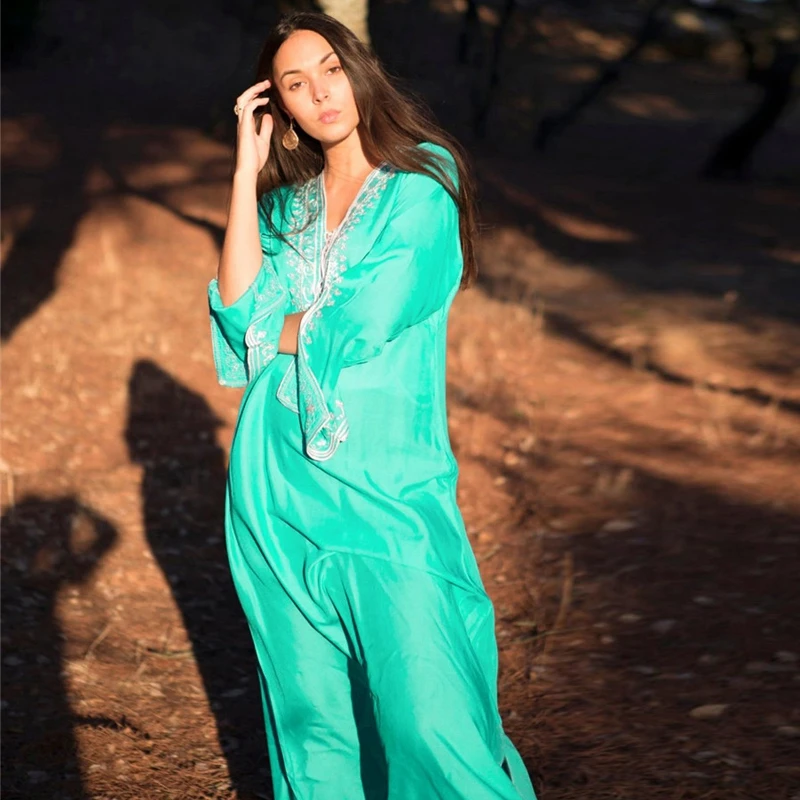 

Платье-трапеция Макси платье с треугольным вырезом и длинными рукавами, с вышивкой, на шнуровке, с подробным описанием богемные этнические ...