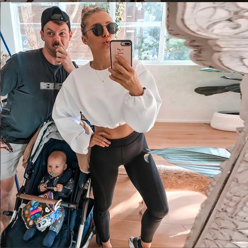 Женский укороченный топ неоново зеленого цвета с круглым вырезом и длинным