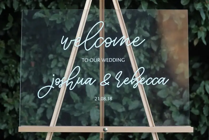 Свадебный знак "Добро пожаловать" из акрила с именем и датой на стекле.