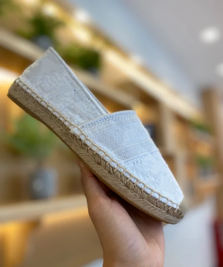 

New Women's Fashion Flat Shoes New Fashion Brand Canvas Shoes, Famous Designer Decorated with Woven Signature Decorati