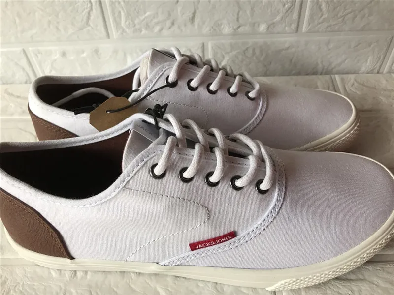 

Casual shoes are non slip, wear-resistant and light