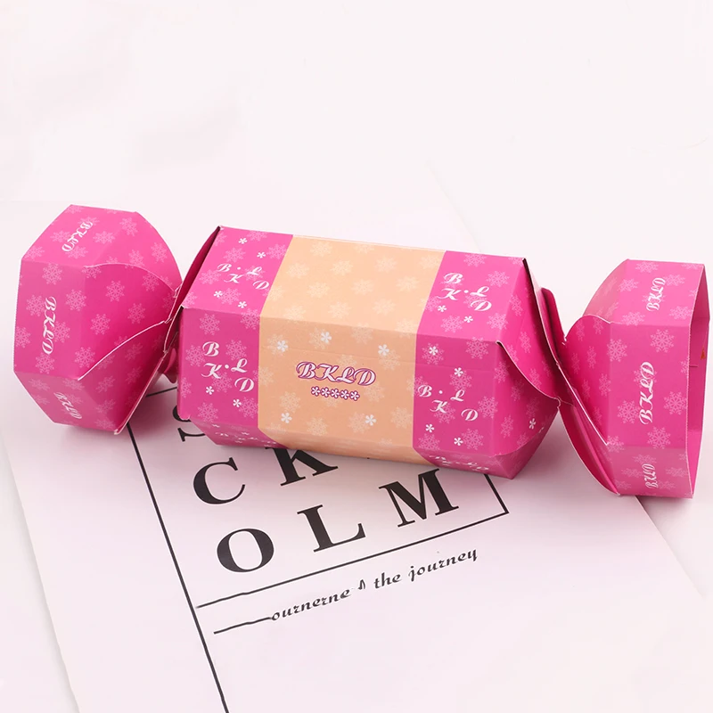 Ярко-розовый бумажный подарок на Рождество Милая подарочная коробка в форме