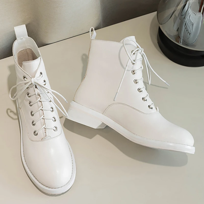 Женские кожаные ботинки челси черные на низком каблуке с круглым носком и