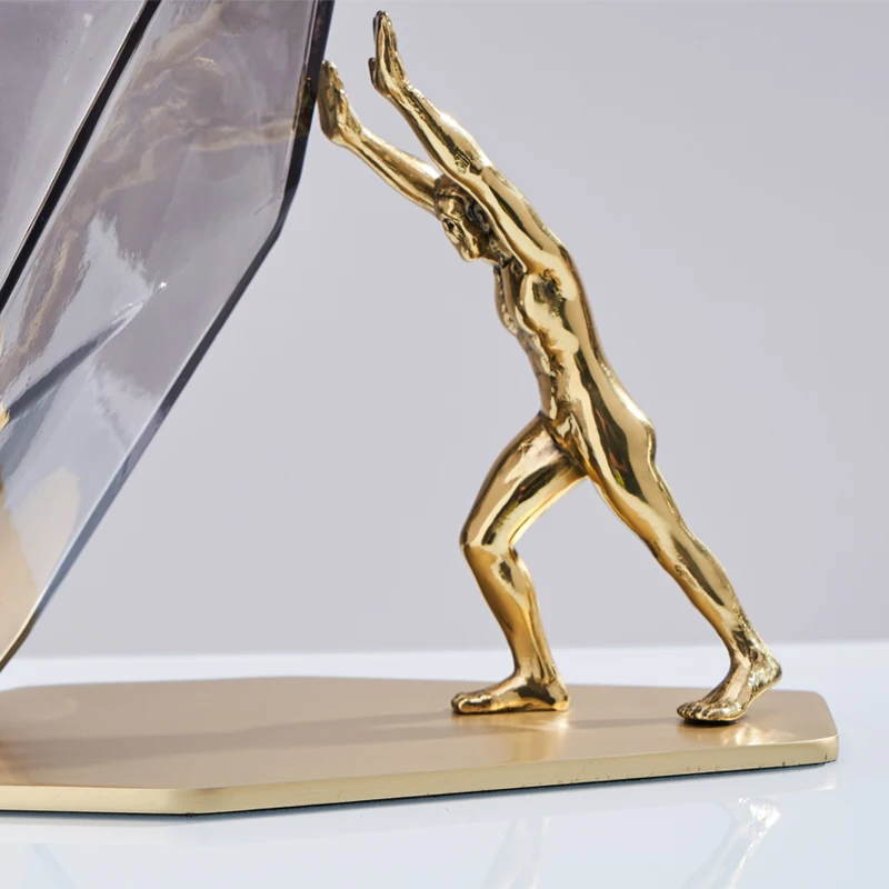 Креативный сильный человек толкает необычную стеклянную вазу скульптура фигура