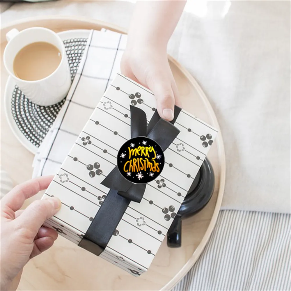 

Merry Christmas Stickers 500pcs/roll Snowflake Decorative Stickers Wrapping Gift Box Label Christmas Tags Happy Holidays