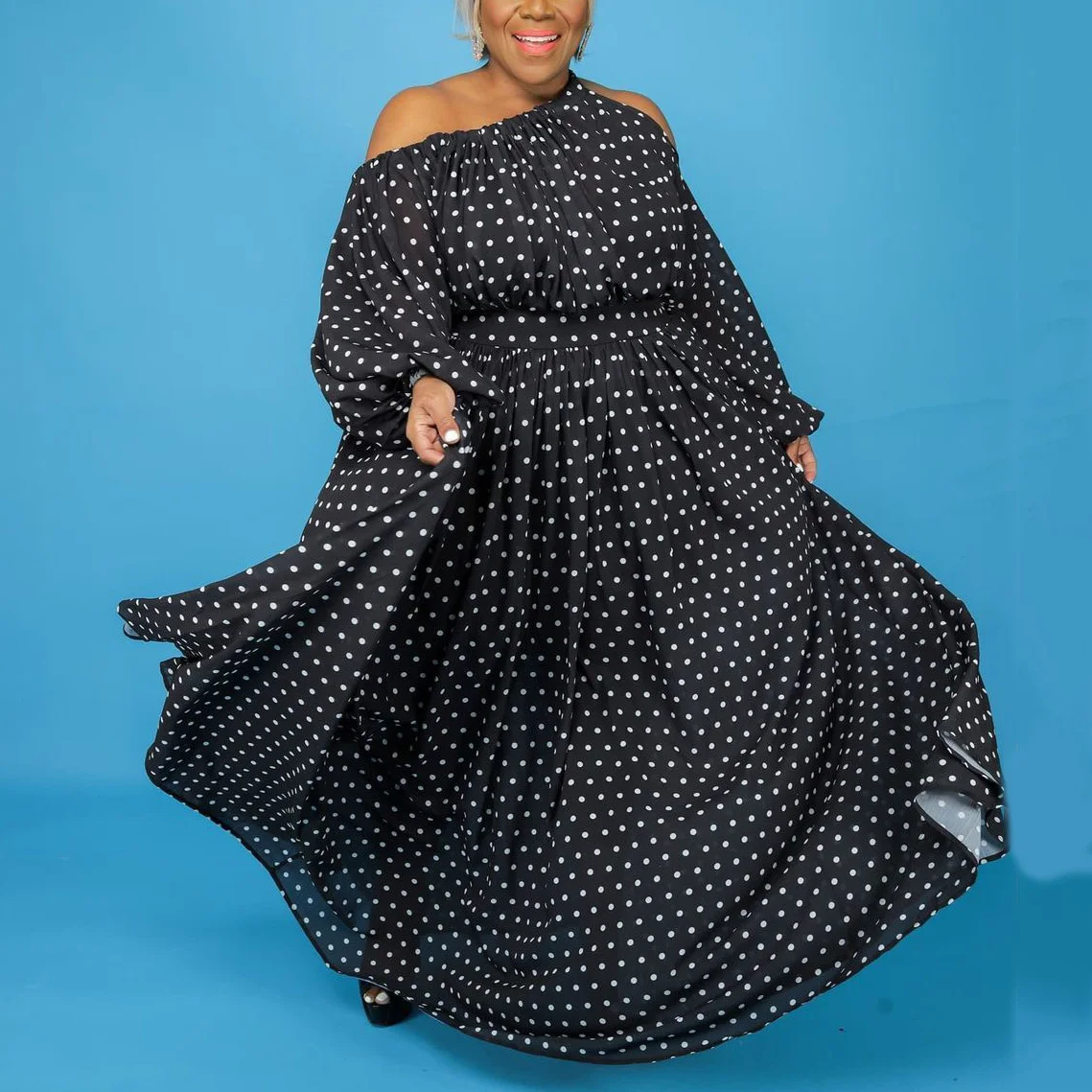 Женское вечернее платье в горошек с открытыми плечами и высокой талией - купить