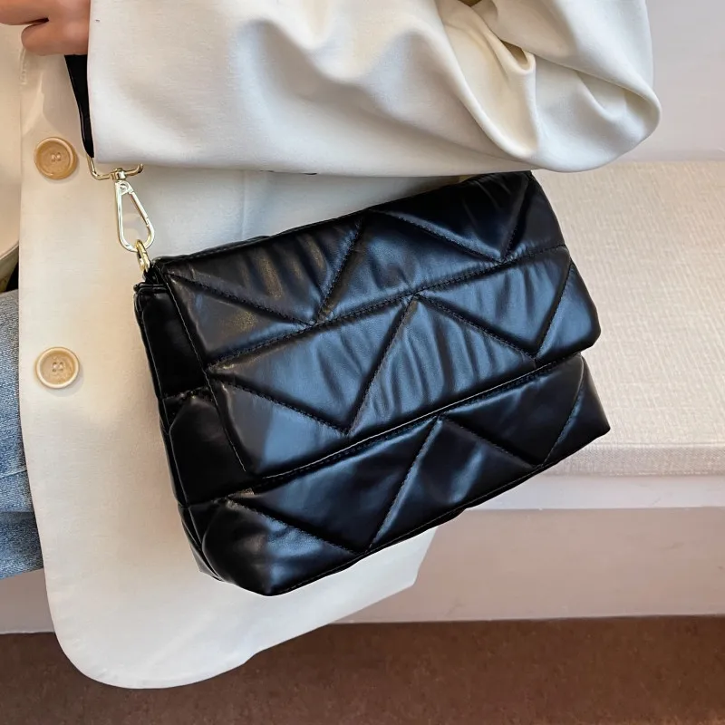 

Black Quilted Messenger Bag Female V-line Leather Crossbody Bag Embroidery Thread Handbags Women's Brand Design Shoulder Bag Sac