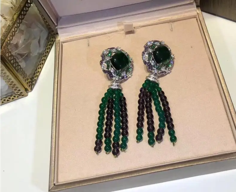 Натуральные изумрудные сережки с длинной бахромой зелёными камнями камень