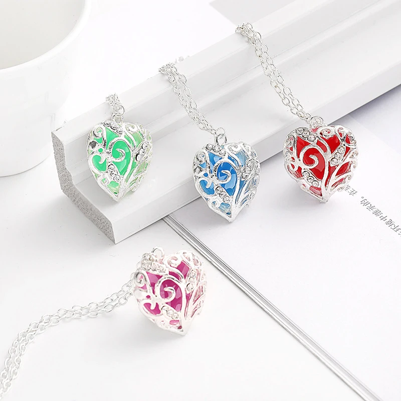 Новое Женское Ожерелье с персиковым сердцем креативный длинный светящийся кулон