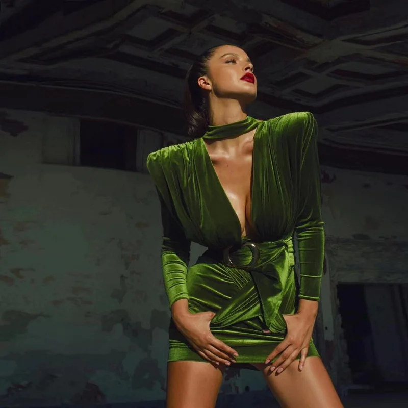 Женское бархатное платье с поясом элегантное однотонное зеленое мини длинным