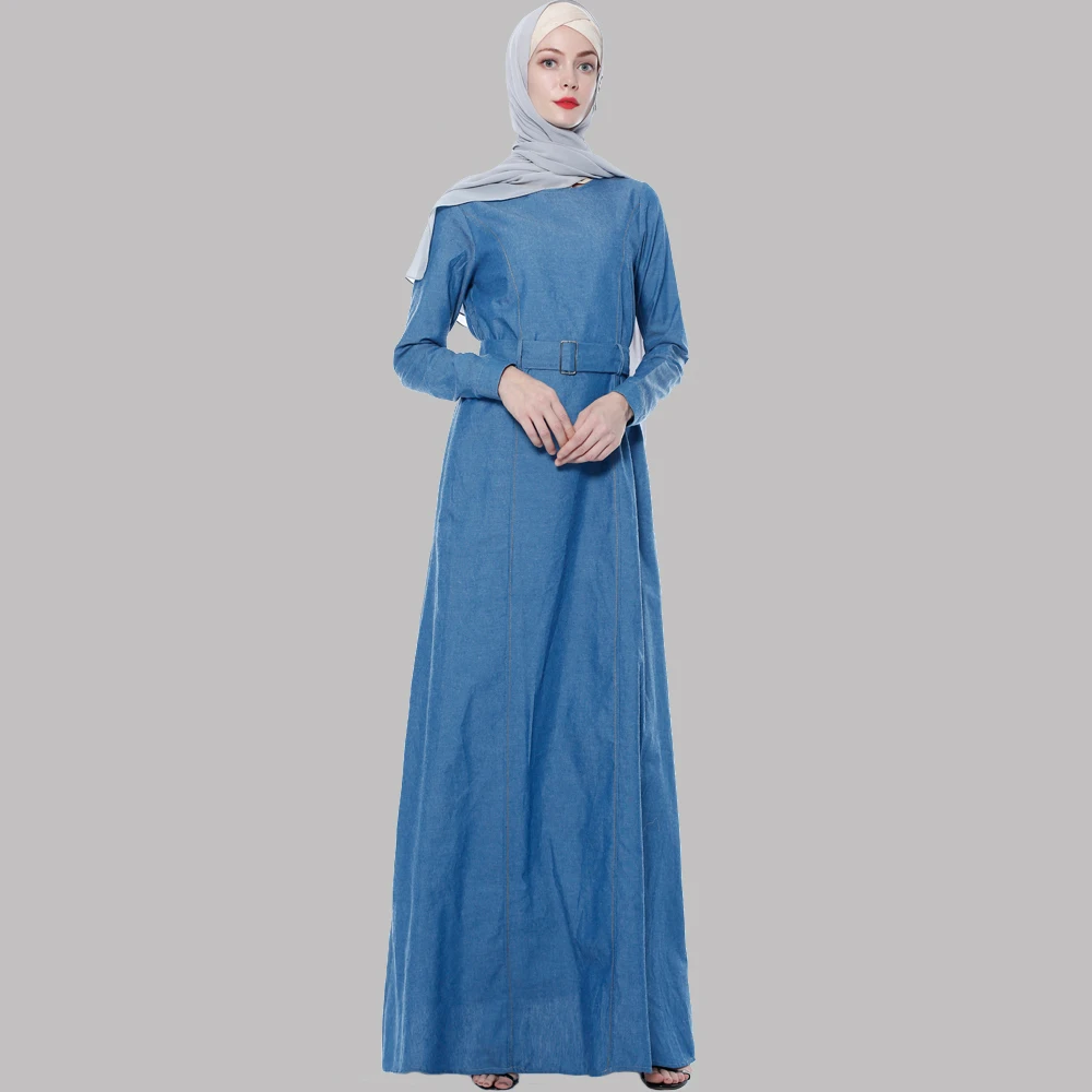 Длинное джинсовое платье с длинными рукавами и завязкой на талии облегающее