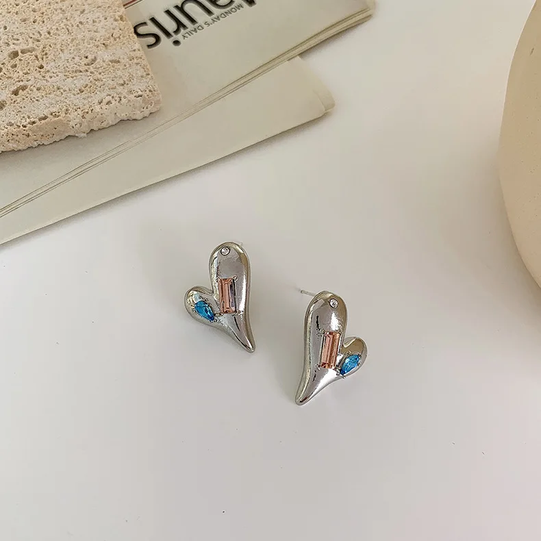 

Fashion Metal Rhinestone Heart-shaped Earrings Women's Popular Retro Stud Earrings Party Accessories