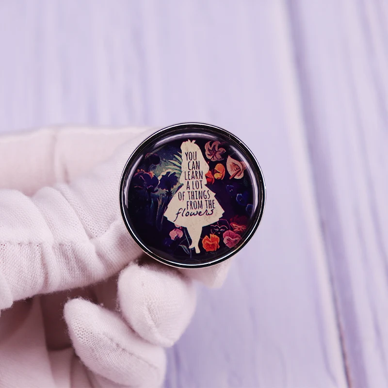 Вы можете узнать множество вещей с булавкой цветок брошь мультфильм аниме