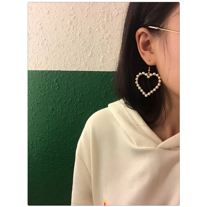 Женские серьги-подвески в форме сердца золотого цвета с жемчугом | Украшения и