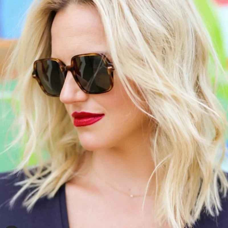 Высокое качество женские заклепки солнцезащитные очки с квадратными линзами