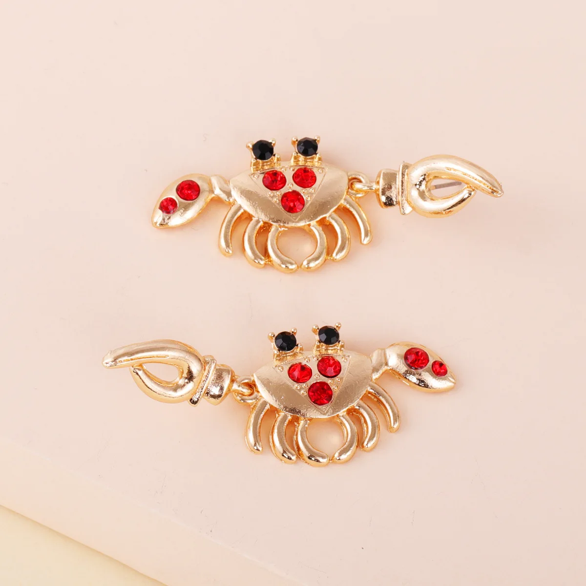 

Fashion jewelry female cute and unique crab alloy small earrings animal pendant earrings