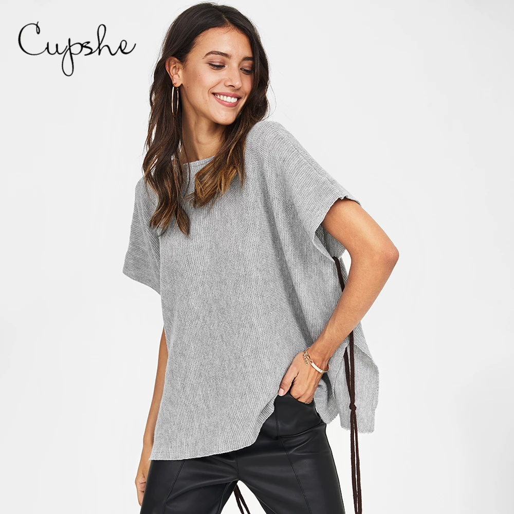 Женский трикотажный пуловер с круглым вырезом коротким рукавом и бахромой |