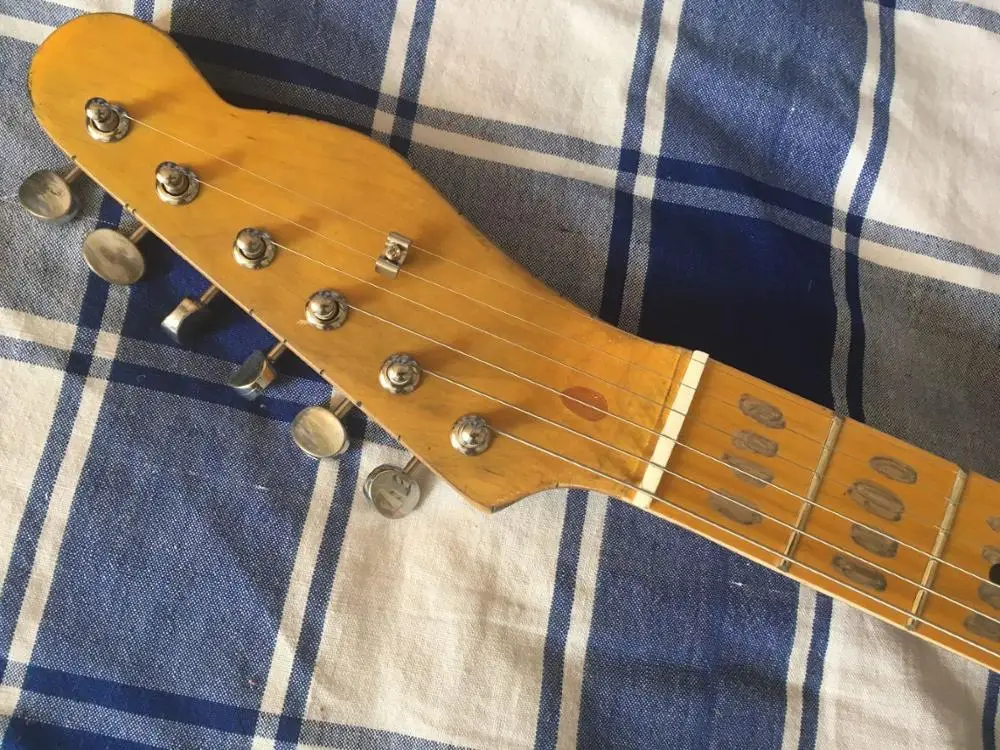 Самая большая ручная релейная студия. Состаренная розовая электрогитара ручной