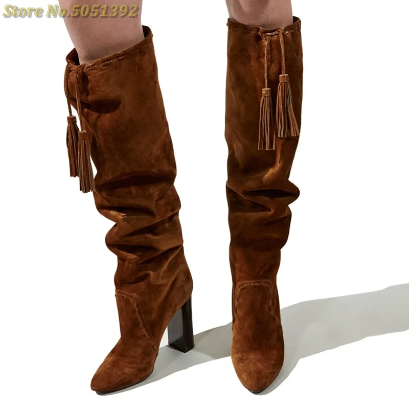 Замшевые сапоги с бахромой на массивном каблуке острым носком высоком черные