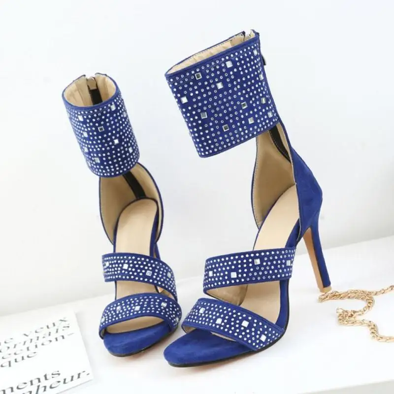 Подходящие женские блестящие летние сандалии с заклепками для вечеринок