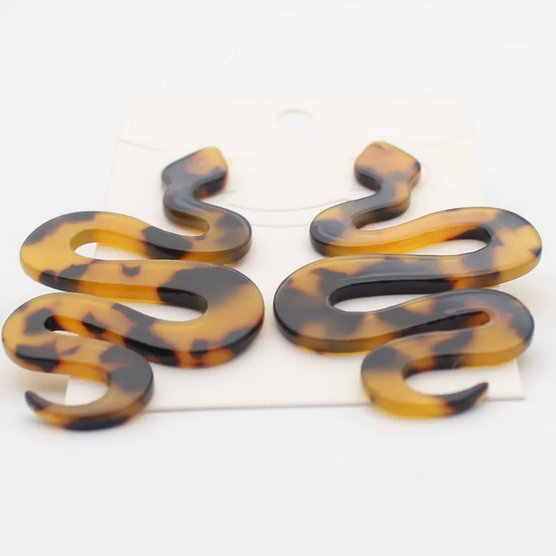 Женские акриловые серьги гвоздики со змеиным узором длинные из черепаховой