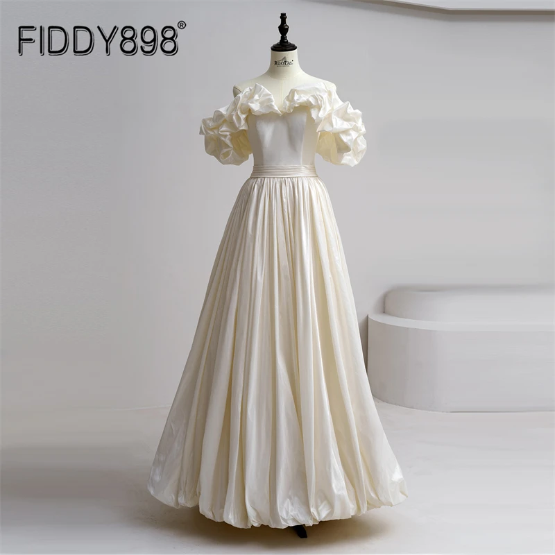 

Платье свадебное атласное с открытыми плечами и А-силуэтом