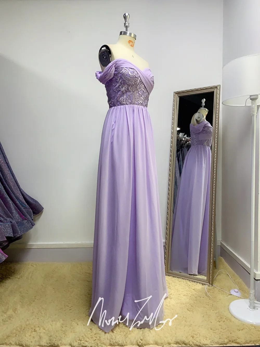 Пастельно-сиреневое шифоновое кружевное длинное платье подружки невесты 2020 без