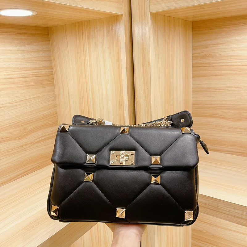 

2021 New Classic Women's Bag Fashion Rivet Large Capacity Handbag Metal Chain Girl Messenger Bag Temperament Wrist Bag