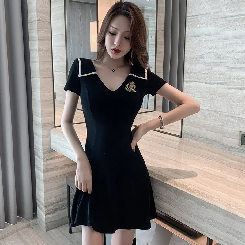 

Женское платье с глубоким V-образным вырезом, трапециевидного силуэта