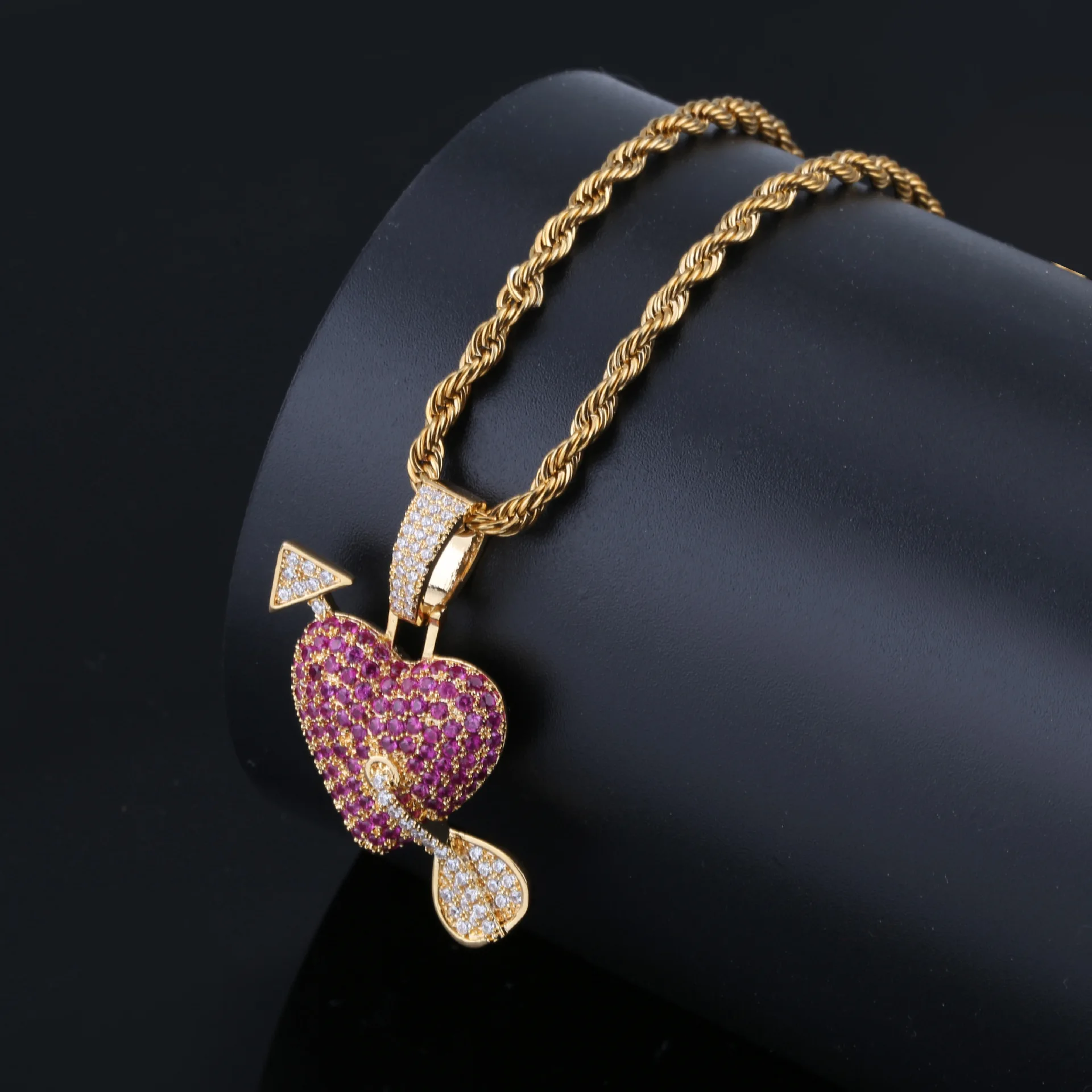 

AAA+ Cubic Zirconia Paved Iced Out Bling Cupid Arrow Heart Lover Pendants Necklace for Men Women Hip Hop Rapper Jewelry