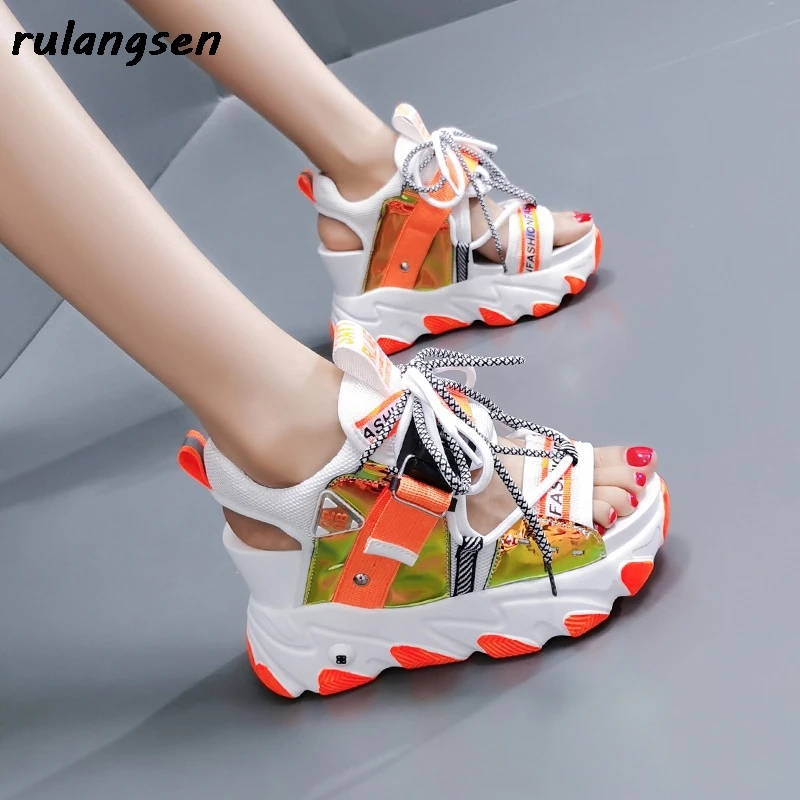 

2021 Summer Rubber Sponge Cake One-Word Buckle Low-Top PU Sponge Cake Bottom Fish Mouth Color Matching Casual Wedge Sandals