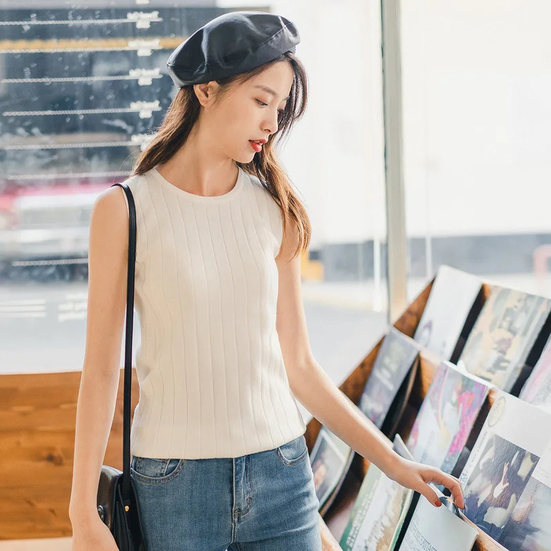 Трикотажная безрукавка однотонная в сдержанном стиле для любого случая лета 2020 |