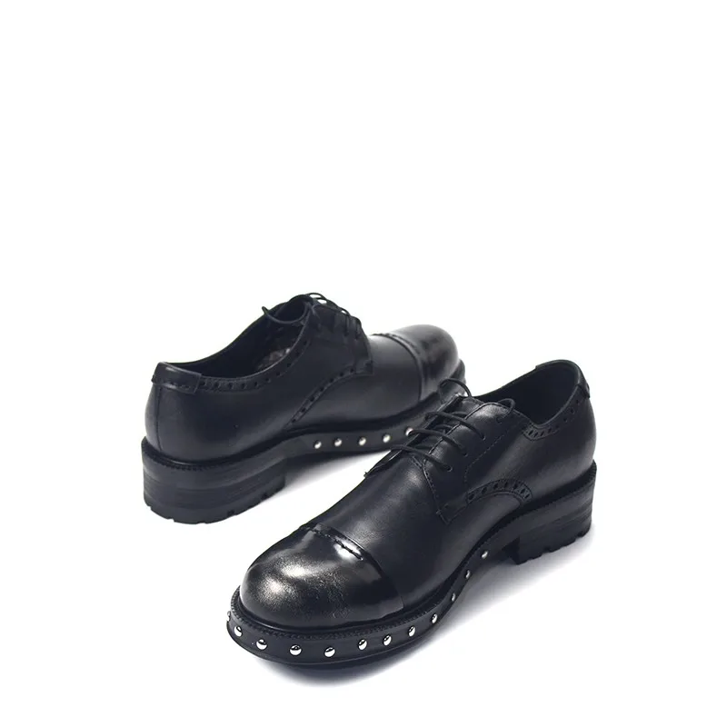 Дизайнерские черные ботинки из натуральной кожи со шнуровкой и заклепками обувь