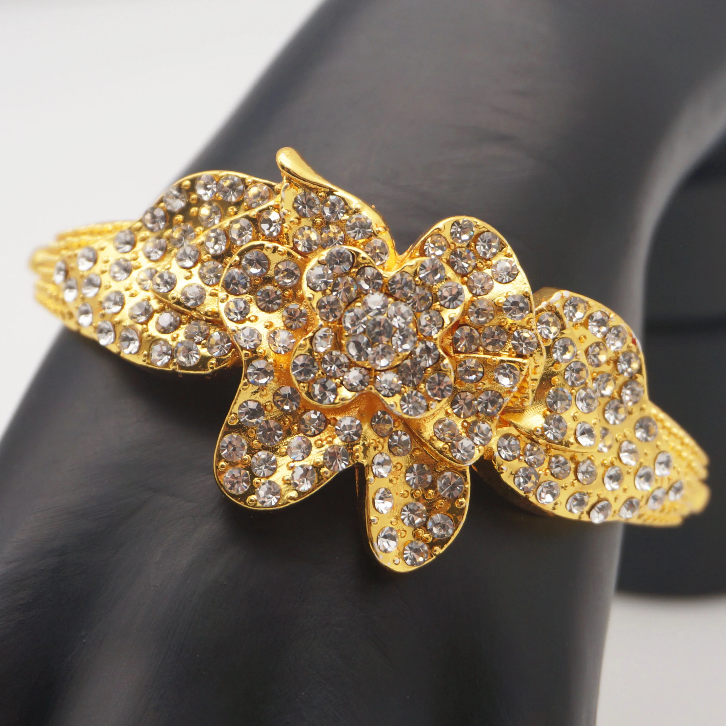 Женский комплект украшений из колье и браслета золотого в африканском