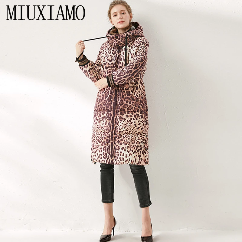 

MIUXIMAO лучшее качество 2019 зимнее женское пальто новое поступление элегантное роскошное леопардовое Модное теплое длинное пальто для женщин