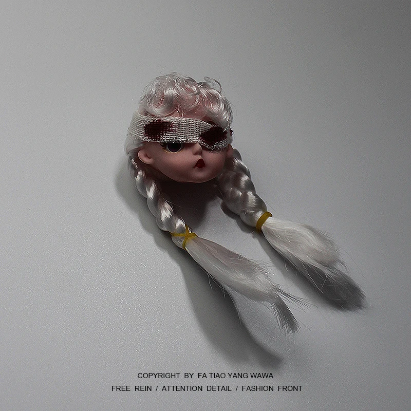 

Темная заколка для волос с повязкой на глаза и кукольным хвостом