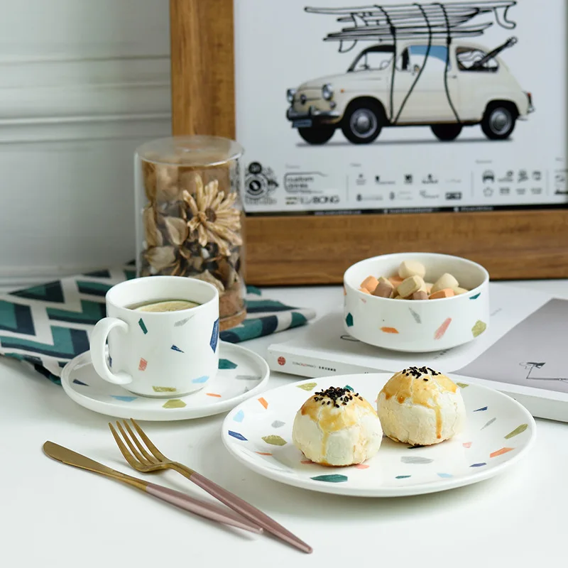 Кофейная чашка и блюдце с геометрическим рисунком в скандинавском стиле золотой