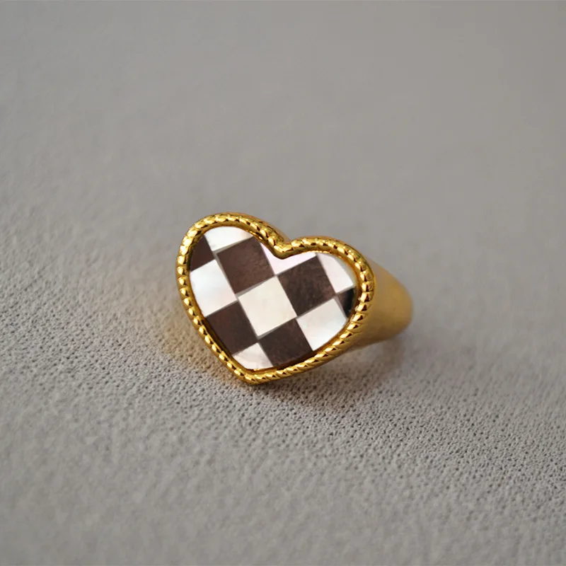 

Japanese and Korean brass gold-plated inlaid shell black agate hand-spliced chessboard grid love trendy ring index finger ring