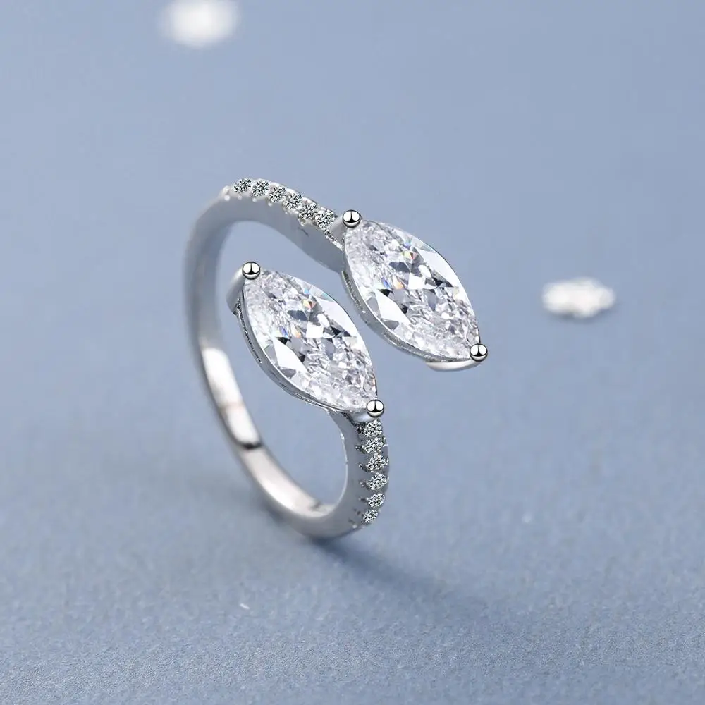 Женское кольцо серебряного цвета с блестящей овальной ложкой и кристаллом из фианита