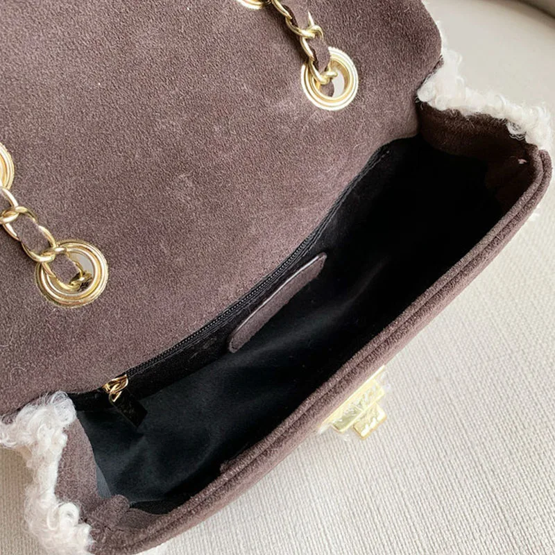 Шерстяная зимняя сумка женская через плечо мини с большой жемчужной ручкой