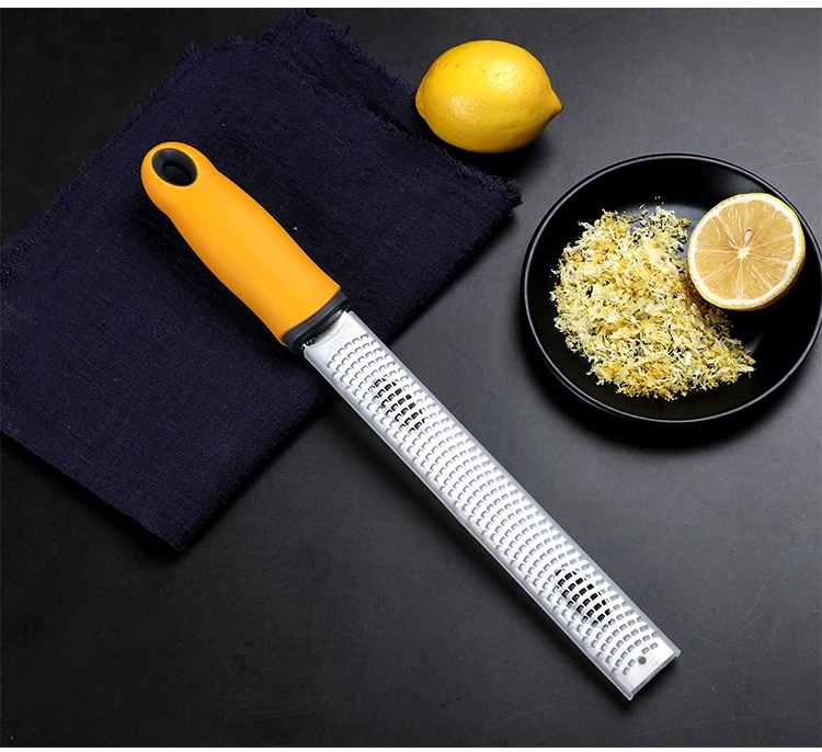 Различные цитрусовые лимон зестер сыр пармезан имбирь чеснок мускатный орех