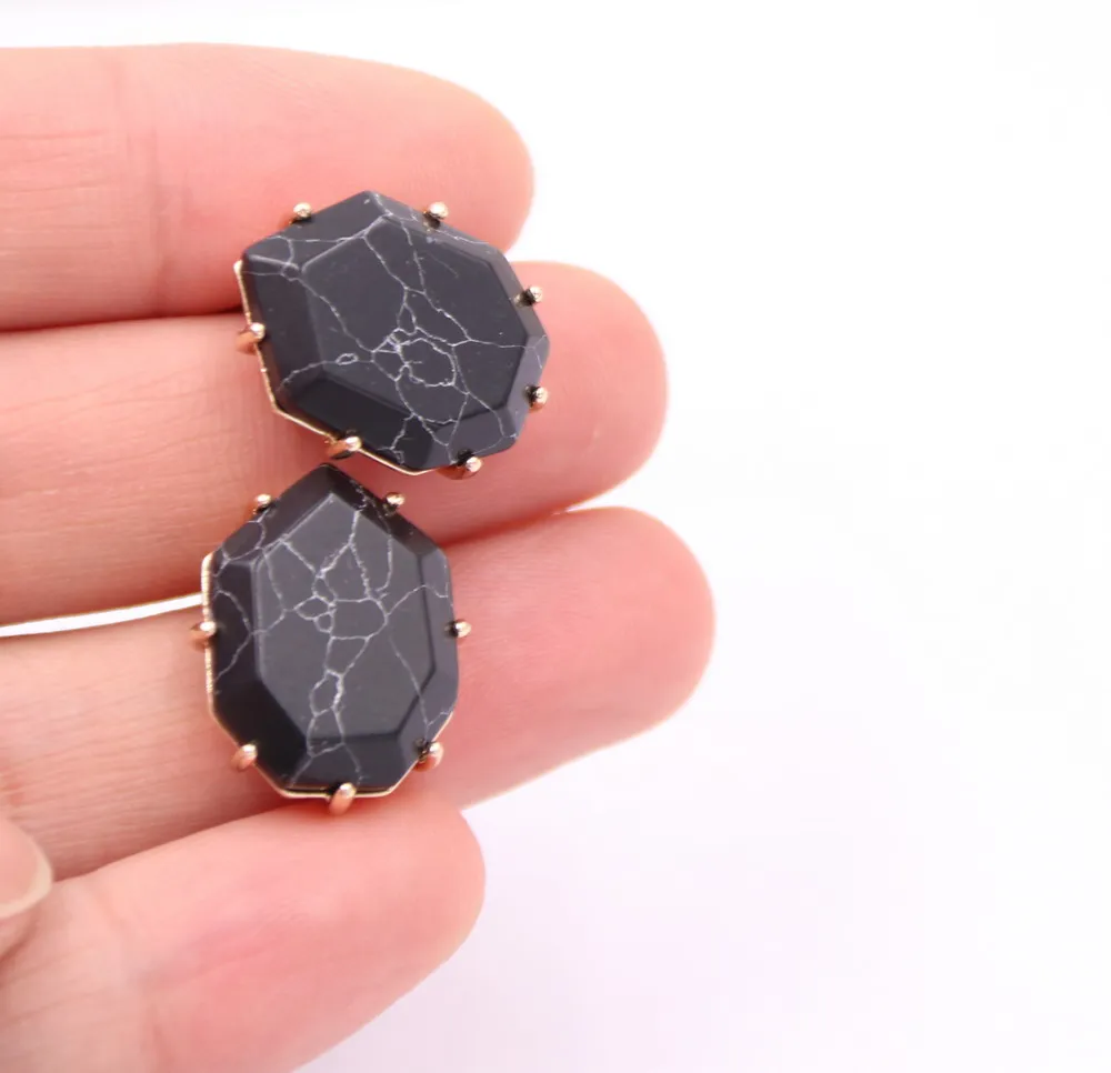 Серьги-гвоздики с жемчугом 7 крапанов мраморный камень