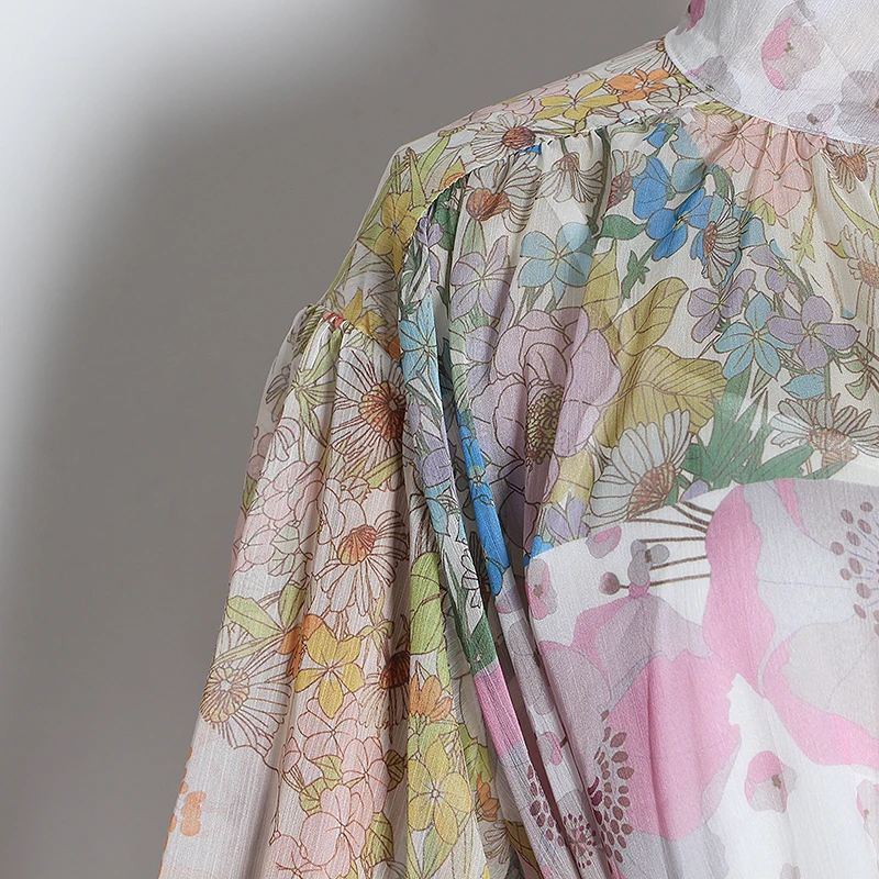 Шифоновое платье с цветочным принтом воротником-стойкой и рукавами-фонариками