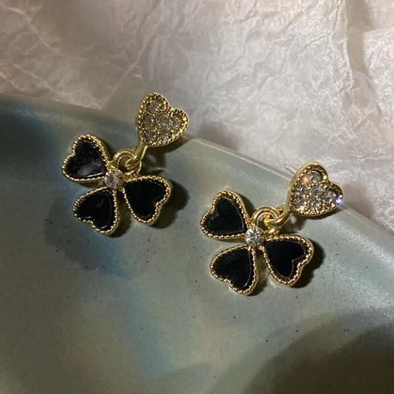 Корейские простые серьги с бриллиантами в виде четырех лепестков цветов
