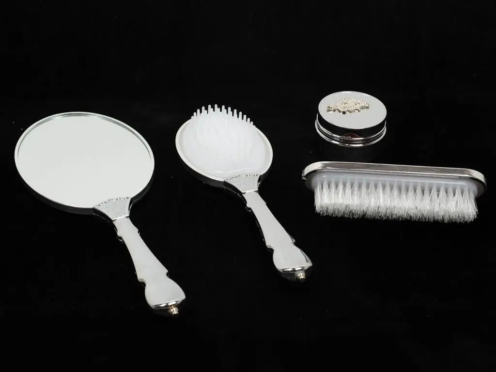 

Dowries Motif Hand Job Mirror Comb Set White
